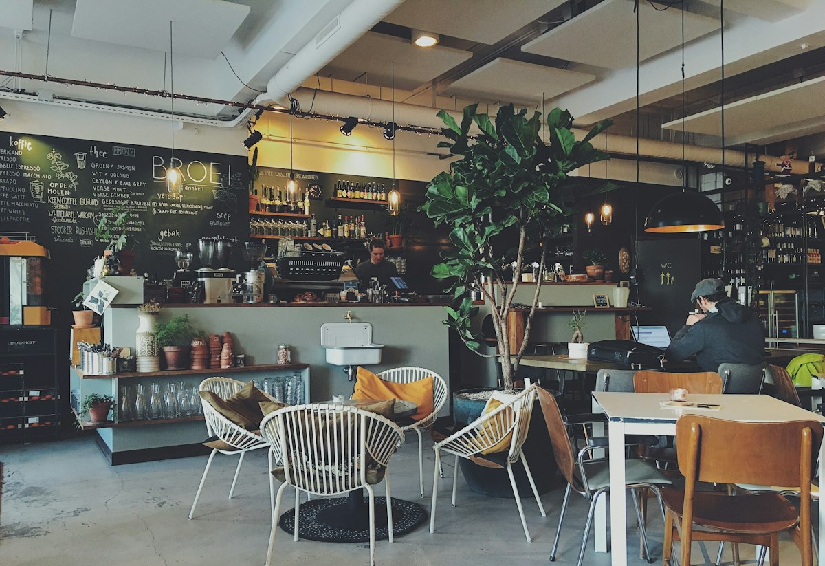 Interior acogedor de la pastelería en Bogotá