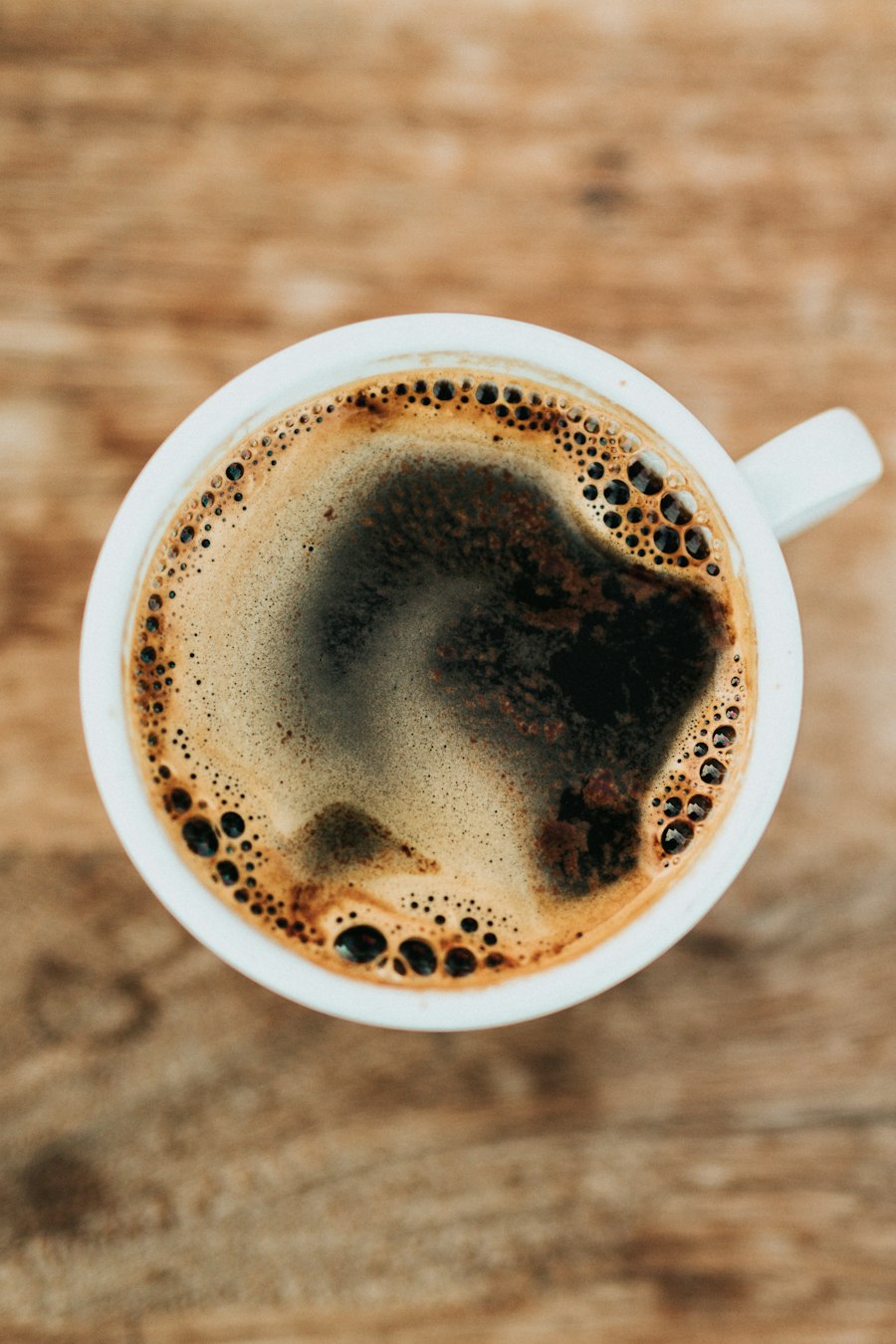 Café de especialidad colombiano con croissant en mesa de mármol