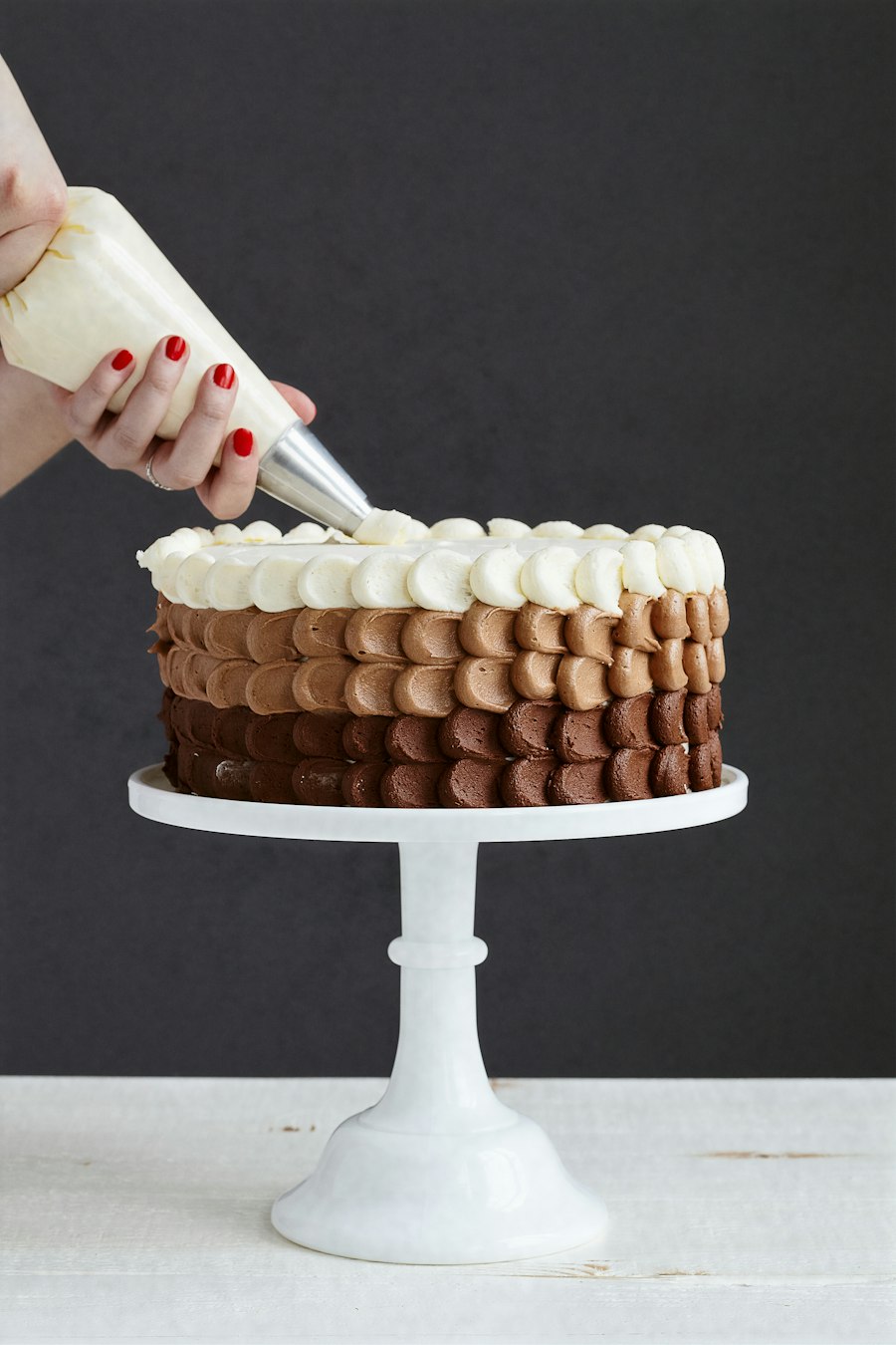 Decoración artesanal de torta con manga pastelera